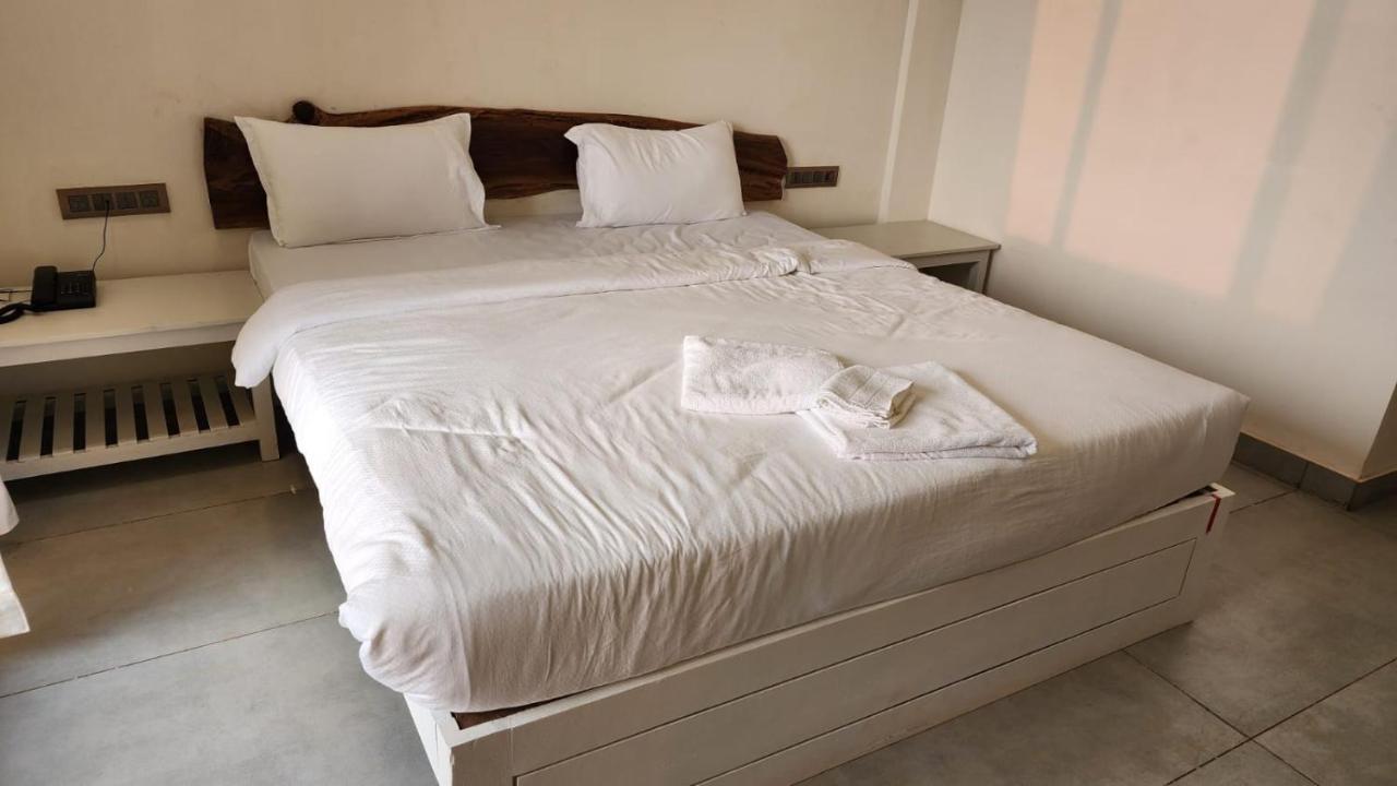 Coastal Bay Beach Resort Harnai ภายนอก รูปภาพ