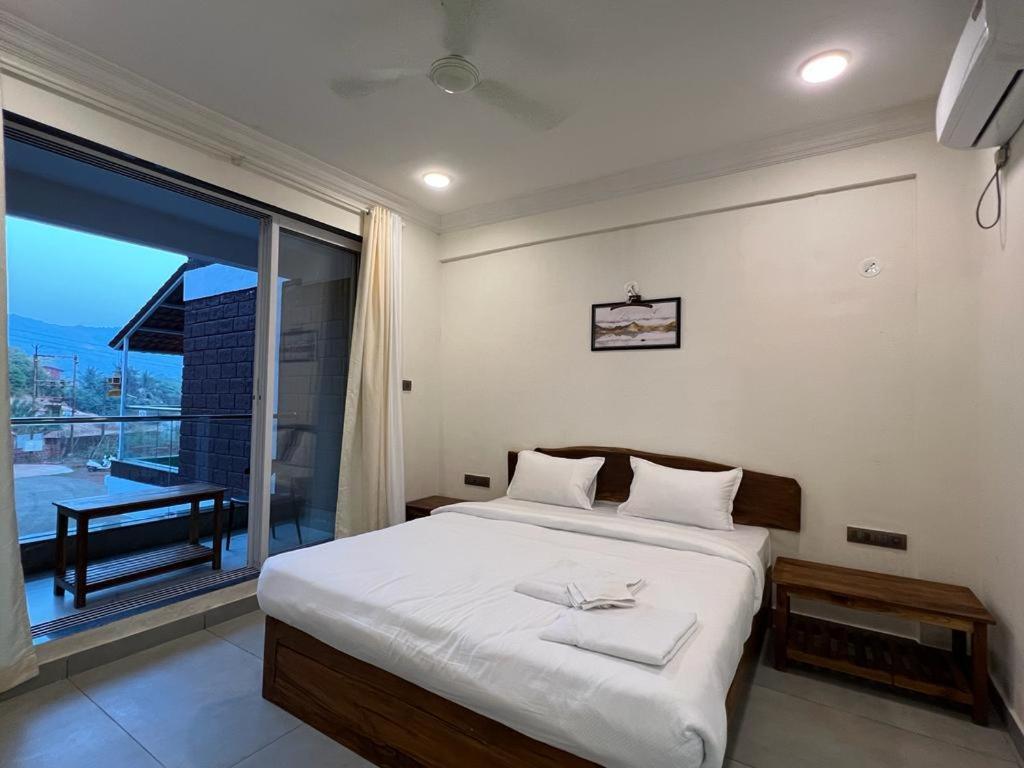 Coastal Bay Beach Resort Harnai ภายนอก รูปภาพ