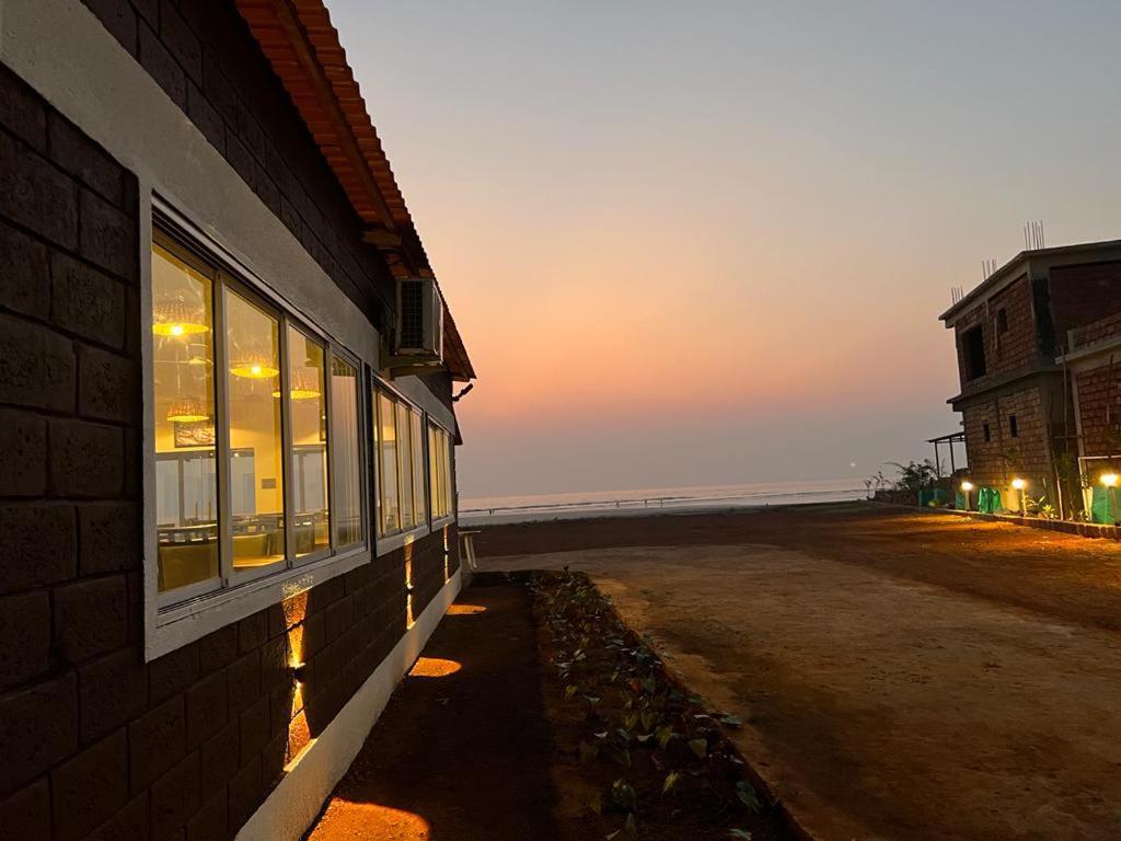 Coastal Bay Beach Resort Harnai ภายนอก รูปภาพ