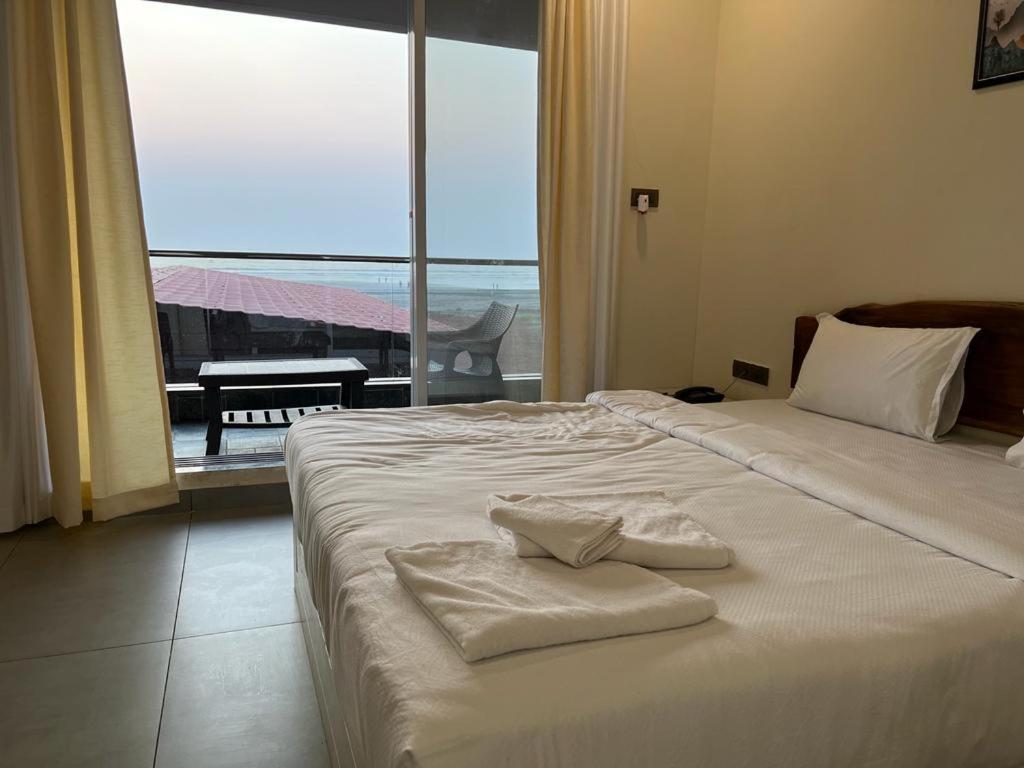 Coastal Bay Beach Resort Harnai ภายนอก รูปภาพ