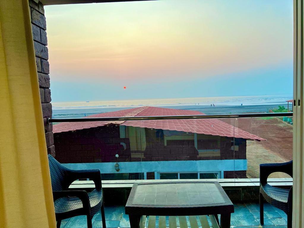 Coastal Bay Beach Resort Harnai ภายนอก รูปภาพ
