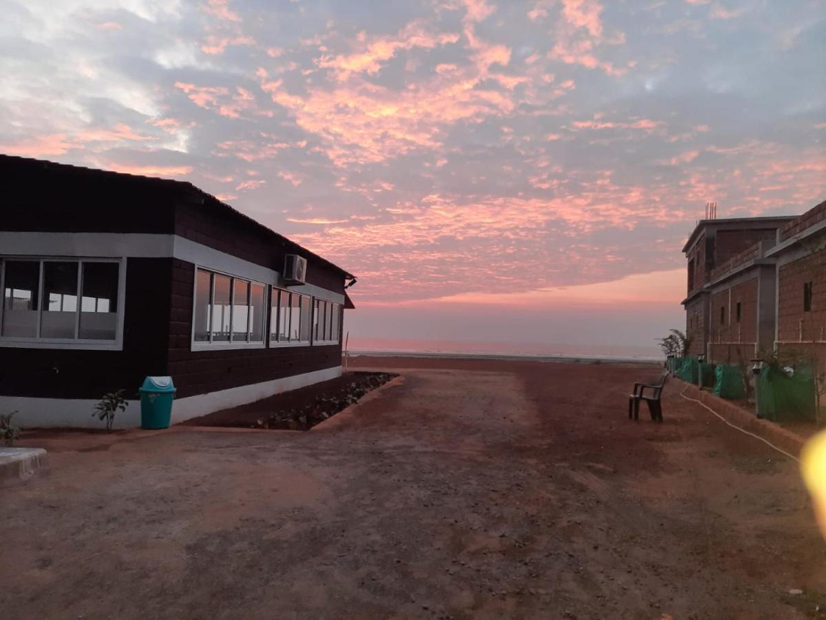 Coastal Bay Beach Resort Harnai ภายนอก รูปภาพ